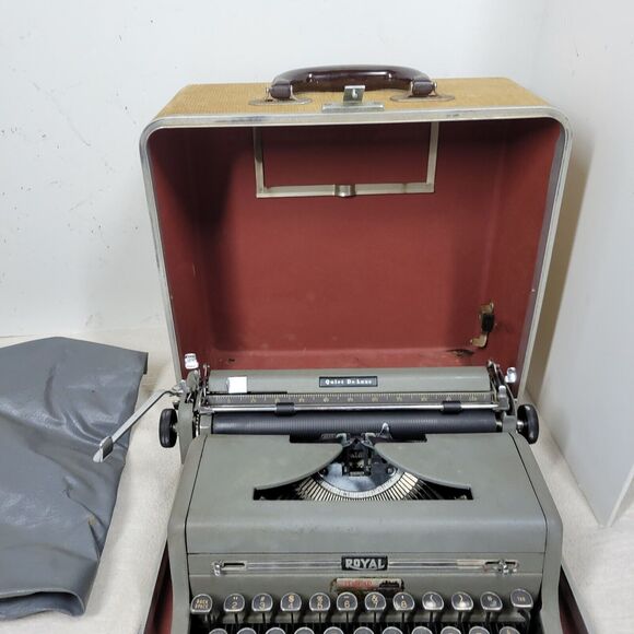 Vintage Royal Typewriter Quiet De Luxe Gray Magic with Portable Case Mid Century - Picture 3 of 16